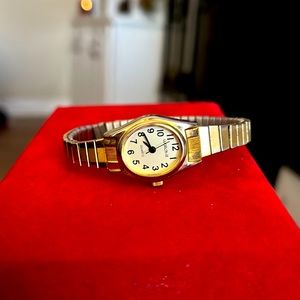This is a Vintage WATCH IT Ladies Quartz Watch Expansion Band Fits 7”